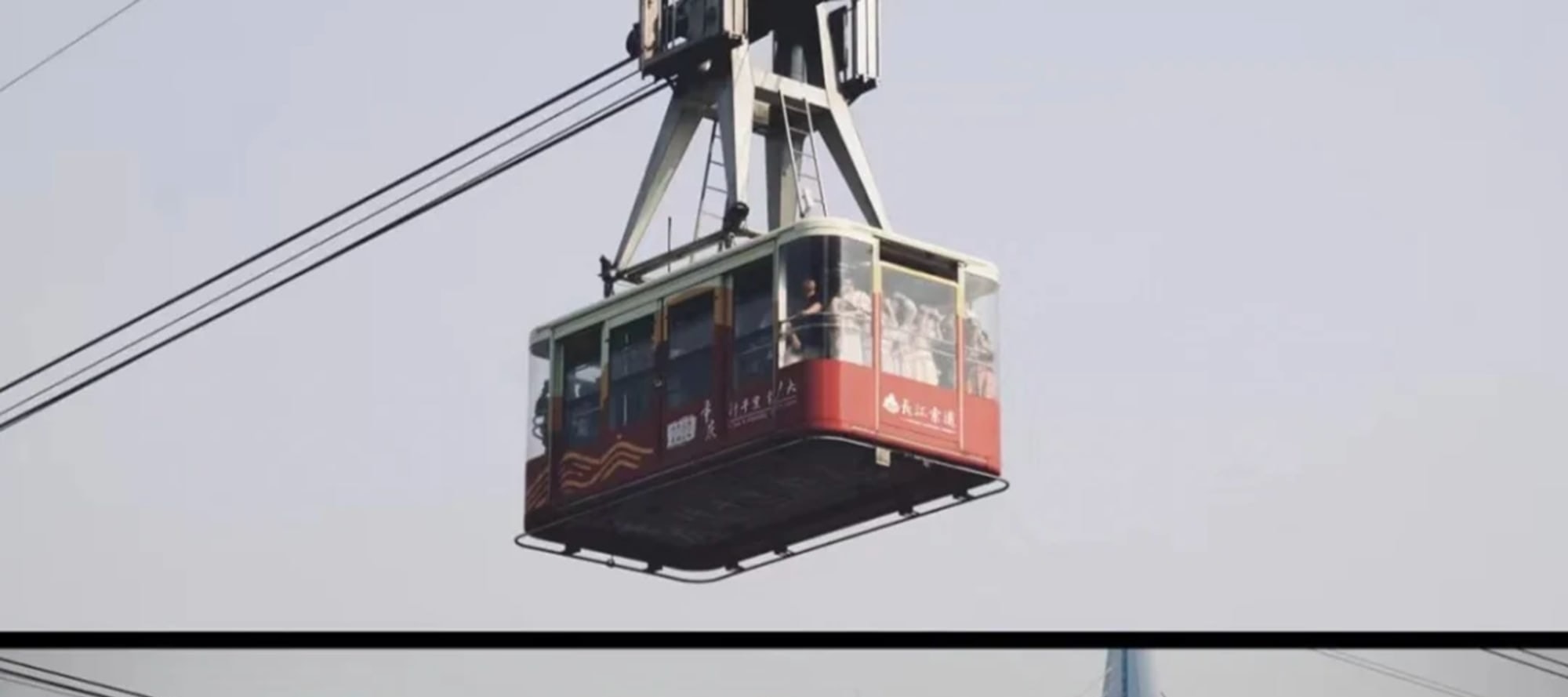 When you come to Chongqing, you must take the Yangtze River Cableway, check in from the air, and encounter a different mountain city