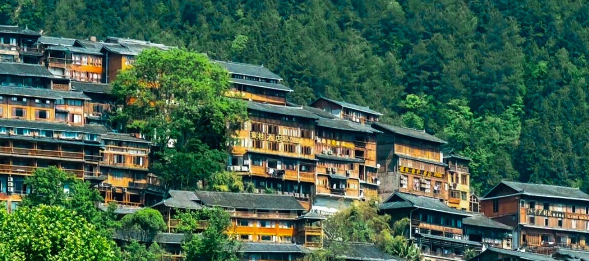 青山碧水間,西江千戶苗寨的吊腳樓與風雨橋相映成趣,宛如一首靜謐悠揚的田園詩 青山碧水間,西江千戶苗寨的吊腳樓與風雨橋相映成趣,宛如一首靜謐悠揚的田園詩