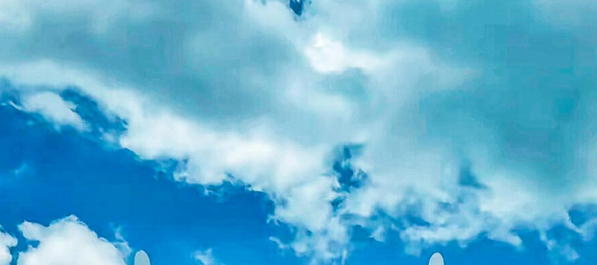 藍天白雲下,西江千戶苗寨建築似銀冠,雕刻精美,傳統韻味與民族風情滿溢 藍天白雲下,西江千戶苗寨建築似銀冠,雕刻精美,傳統韻味與民族風情滿溢