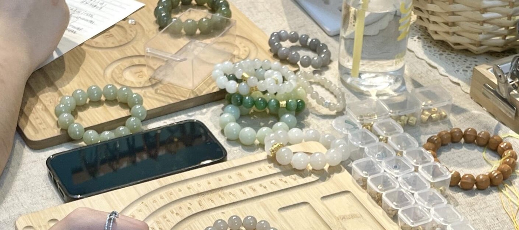 Collect the spiritual energy of Emei Mountain, string together natural pearls and jade, and create your own bracelet by hand, and treasure the Zen and blessings with you.