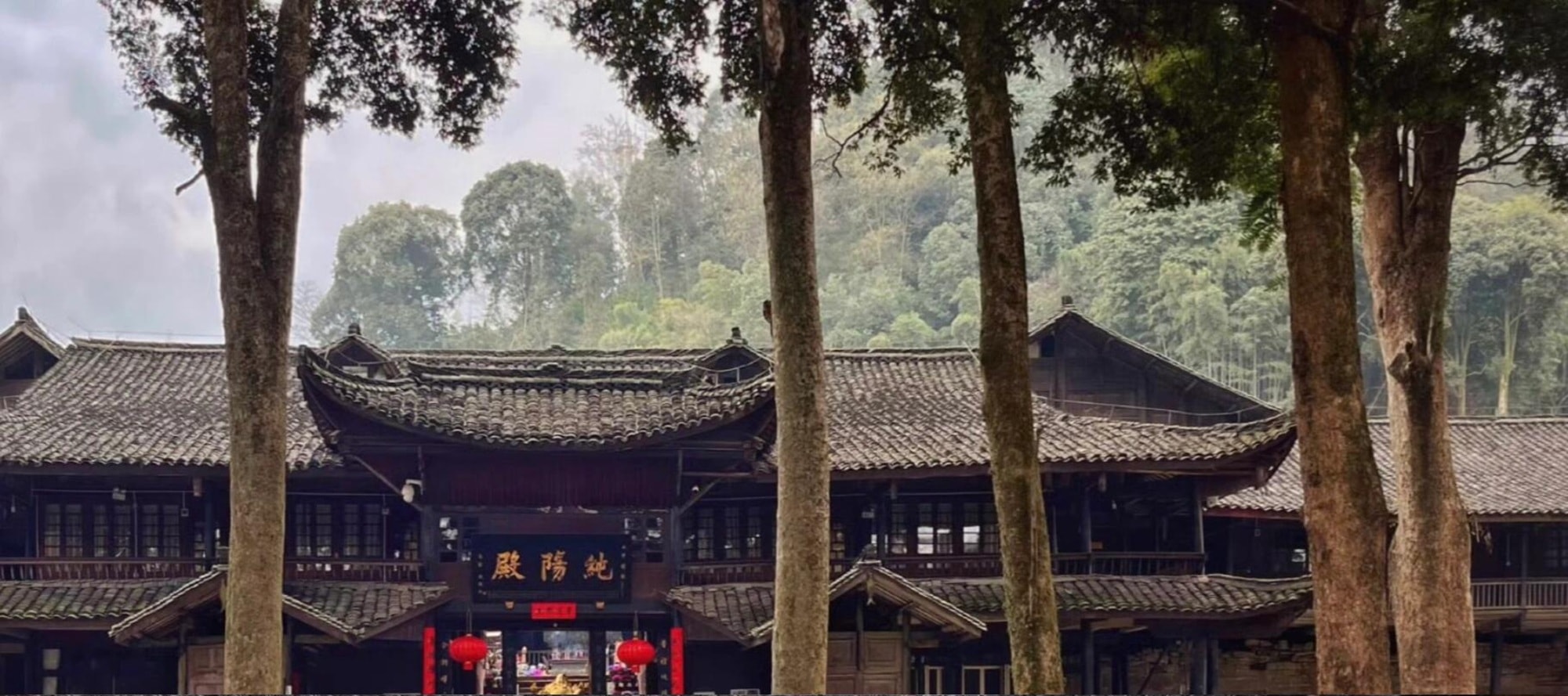 Explore the Chunyang Temple, walk through the ancient buildings, feel the passage of time in the smoke and fire, and start a spiritual journey of Zen