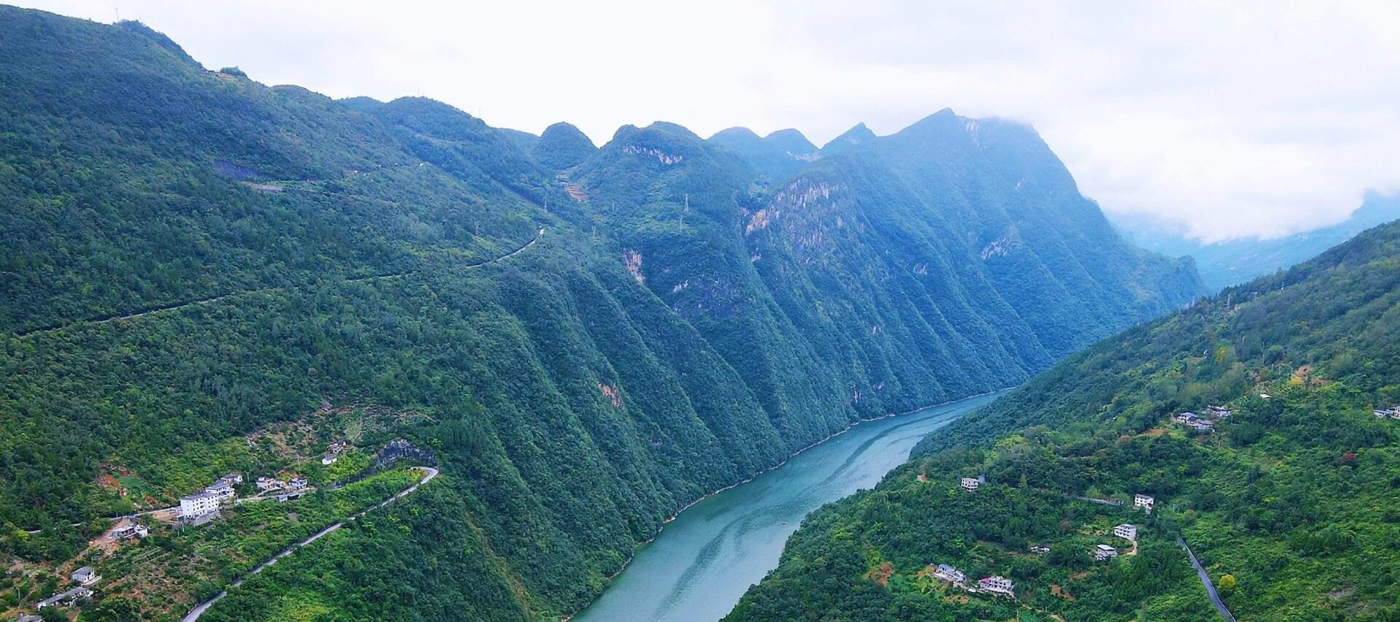 青山連綿，綠水蜿蜒，橋樑橫跨其上。一幅靈動的山水長卷，盡顯大自然的鬼斧神工與靜謐之美