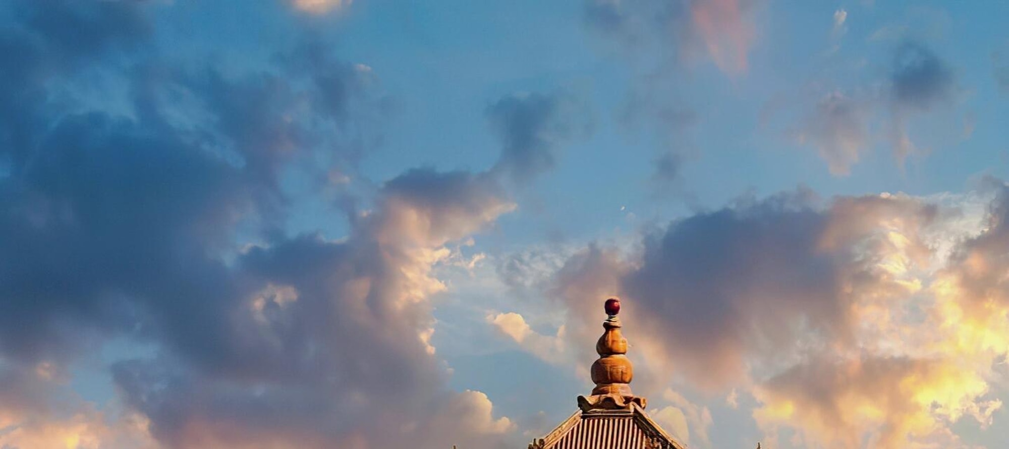 黃鶴樓屹立武昌蛇山巔，飛簷翹角盡顯古韻。登樓攬勝，武漢風光入目，是江城必訪的文化地標