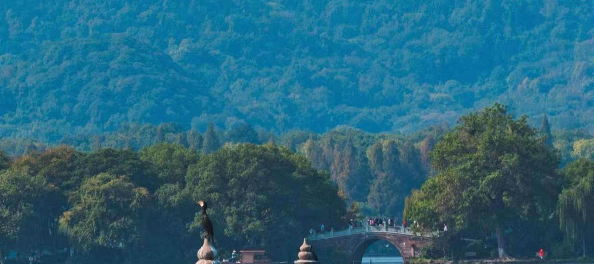 杭州3日漫遊(登靈隱寺飛來峰+賞西湖美景+觀雷鋒塔憶《白蛇傳》+逛清河坊南宋文化街+品乾隆御茶宴+江南風情+湖光山色+特色地方美食)