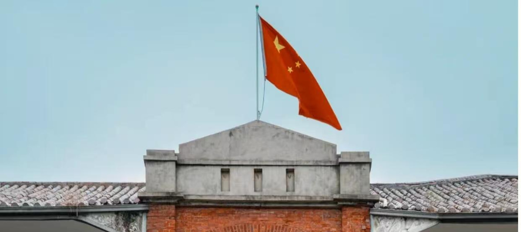 紅磚建築映紅旗，湖南大學，傳承百年學府的智慧與榮光