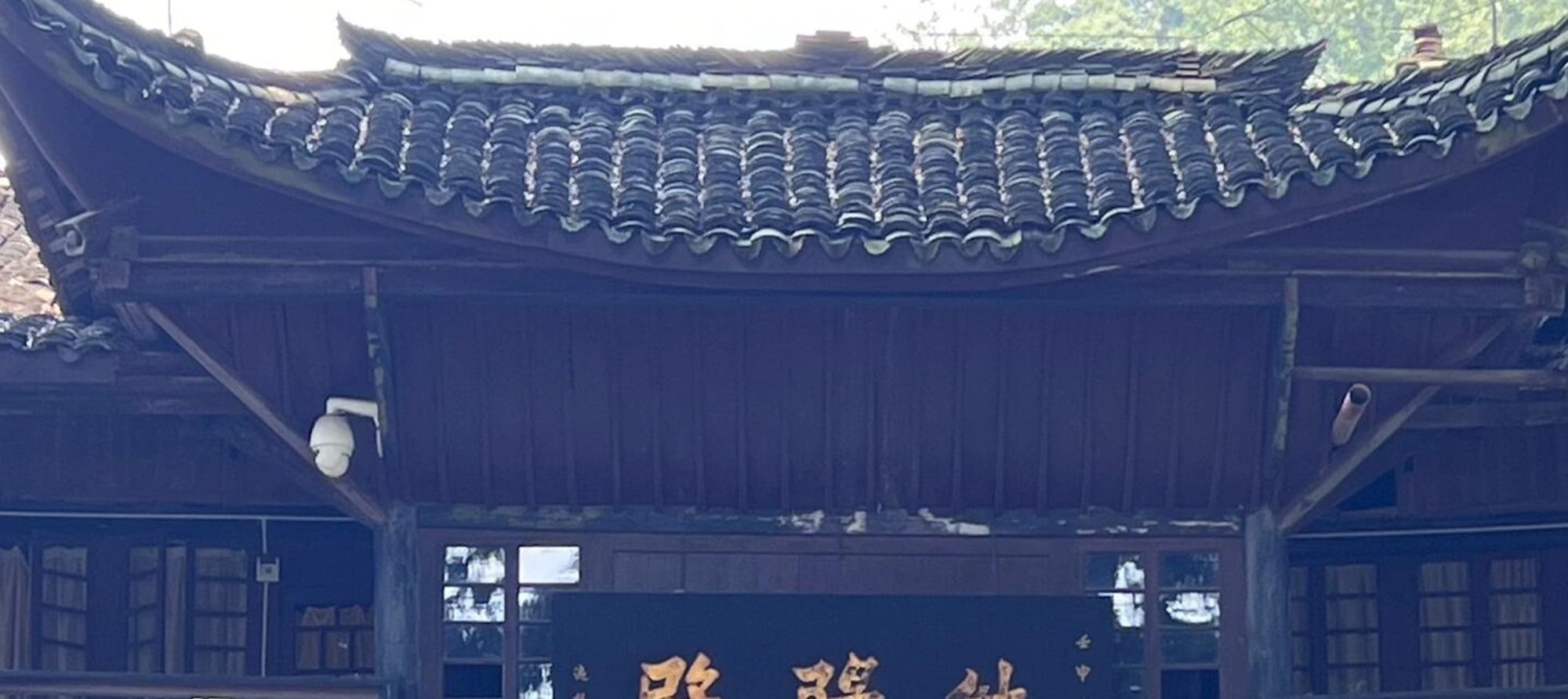 Walking into Chunyang Hall, you will see red couplets reflecting the ancient buildings and smoke curling up. In the quiet atmosphere, you will encounter Zen and find a peaceful place in your heart.