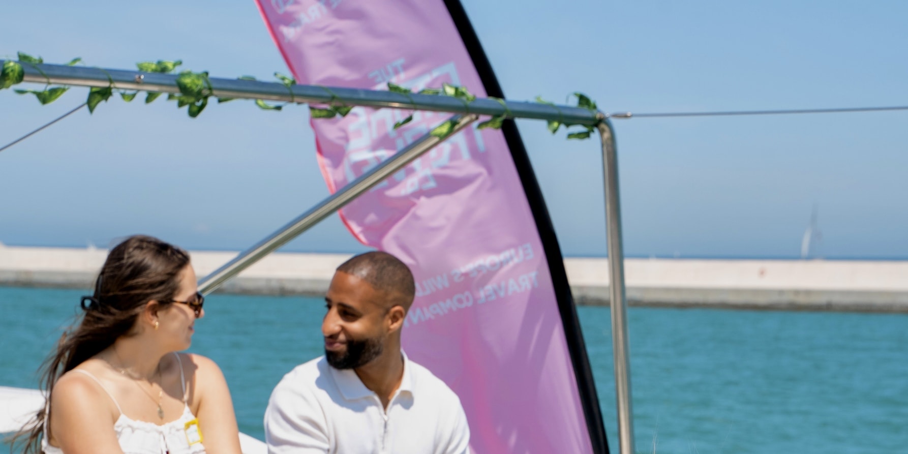 擺脫城市喧囂，遊艇派對是您夏日放鬆身心的絕佳選擇。