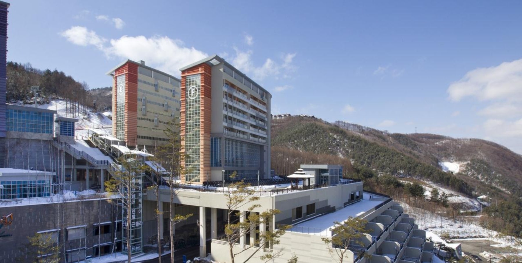 High1 Hill 公寓式飯店（寬敞家庭度假村／無直達雙板滑雪通道）
專為大家庭設計的舒適景觀度假寓所。

Hill 公寓式飯店坐擁寧靜的高山自然風光，提供寬敞、高效且舒適的客房，專為家庭生活方式量身打造。