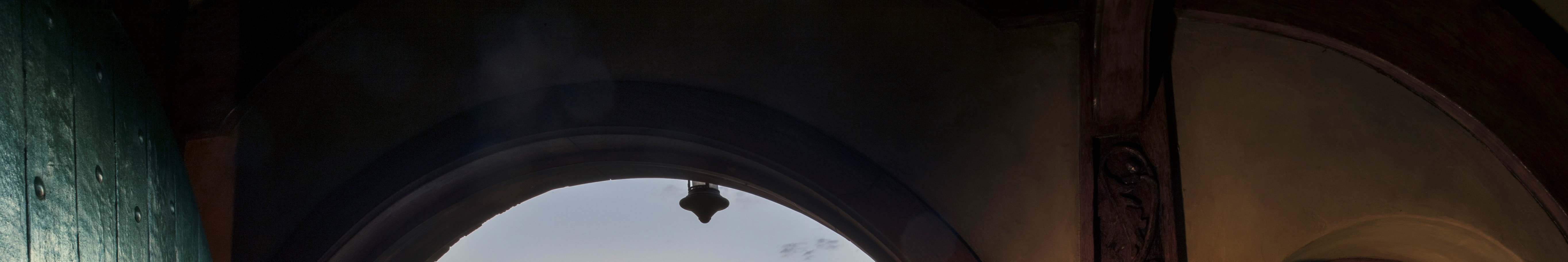 體驗迷人的鄉村氛圍，欣賞充滿活力的鮮花和傳統的夏爾建築