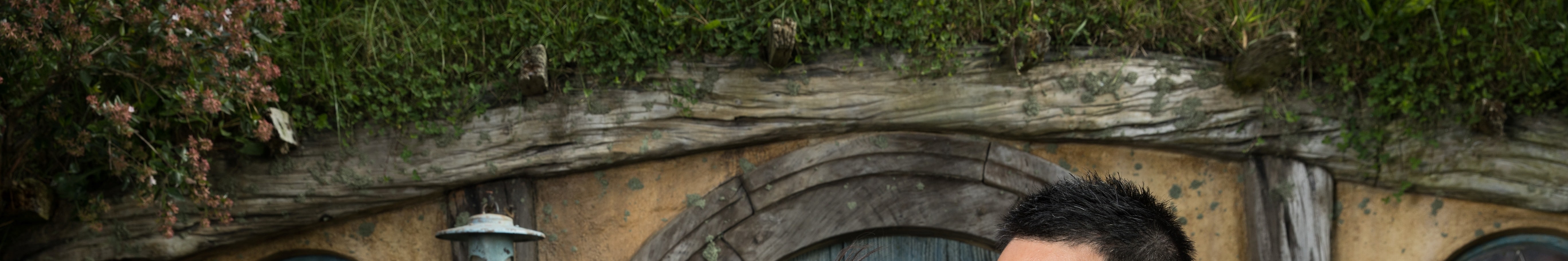 在導覽中，探索哈比村標誌性的房屋、花園和石橋背後的精湛工藝