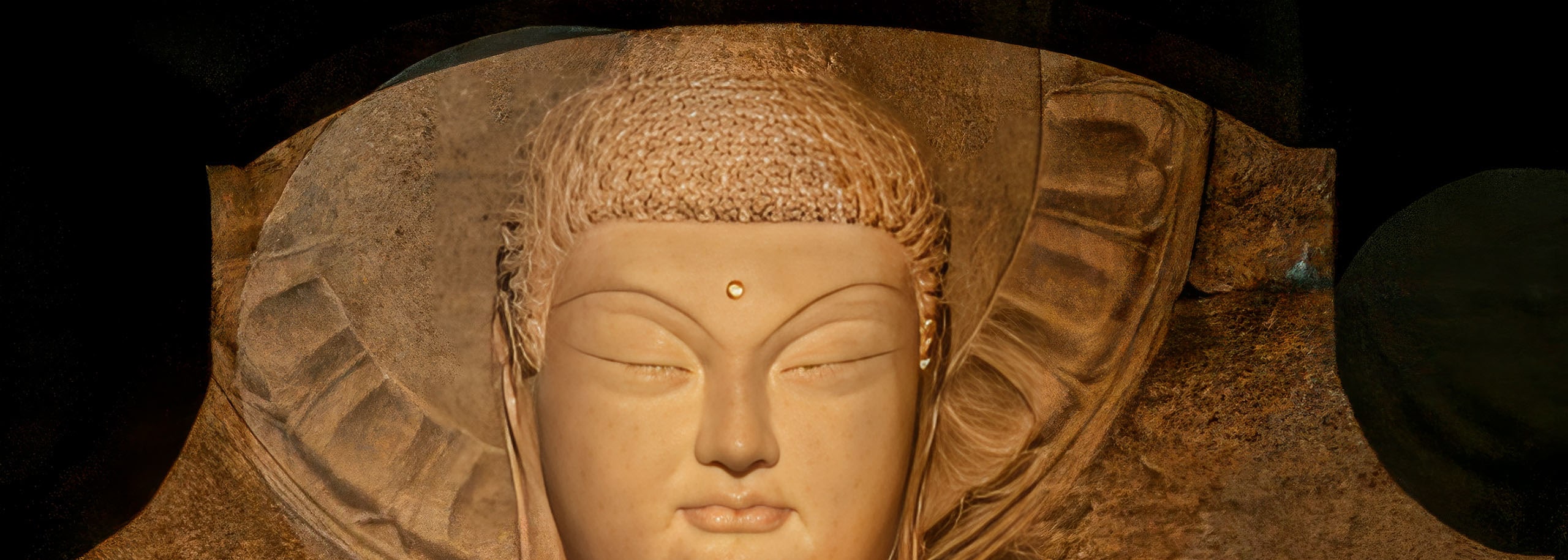 石窟庵是聯合國教科文組織世界文化遺產，也是世界上最精美的佛教藝術典範之一。建於西元8世紀新羅王朝時期，寺內供奉著一尊寧靜的花崗岩佛像，安坐於圓頂石窟中，俯瞰著