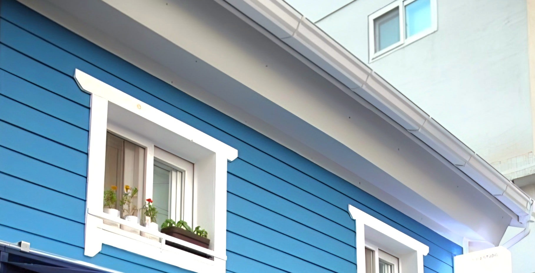 慶州廚房標誌性的藍色房屋——一個明亮、溫馨的場所，提供有趣的紫菜包飯烹飪體驗課程。