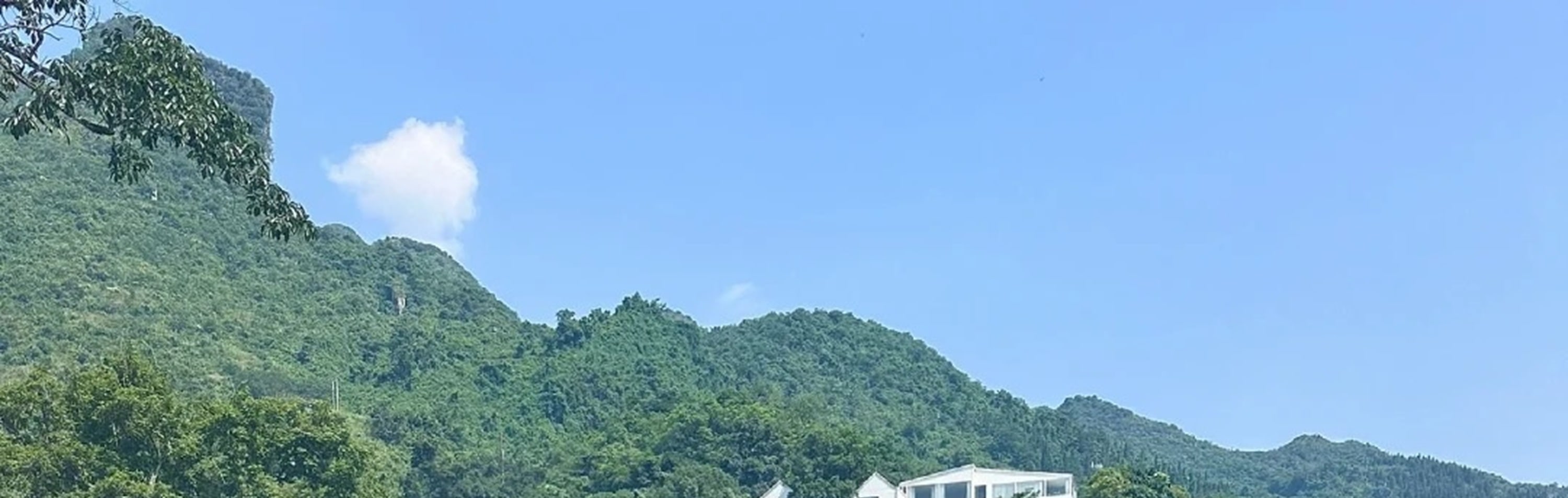 天星橋景區是貴州卡斯特地貌公園,“高老莊”所在地,這裡主要觀賞石、樹、水的美妙結合,是水上石林變化而成的天然盆景區 天星橋景區是貴州卡斯特地貌公園,“高老莊”所在地,這裡主要觀賞石、樹、水的美妙結合,是水上石林變化而成的天然盆景區