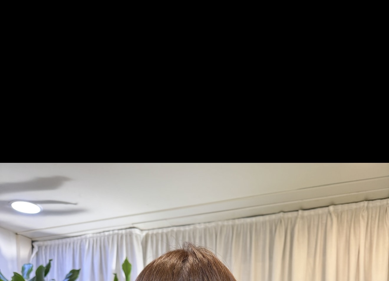 採用Ye-Lead標誌性角蛋白染髮劑打造的精緻灰棕色調。我們獨有的角蛋白染髮配方可增強髮色的深度、光澤和柔軟度，帶來精緻且不失奢華的效果。

