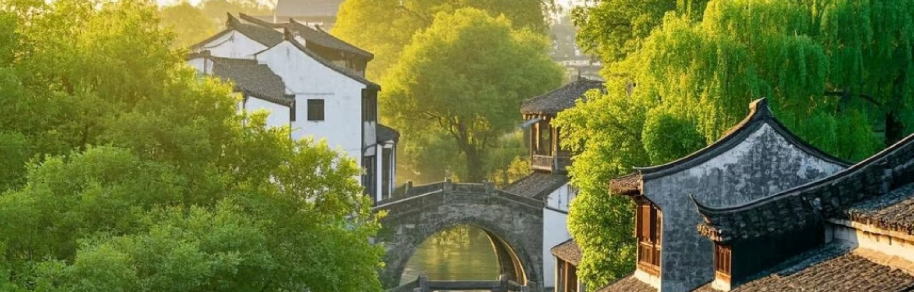 多座石拱橋在河道上層層疊疊,古樸的石橋與白牆黑瓦的民居、蔥鬱的綠樹相映成趣,晨光灑下時,河水、建築、橋影構成層次豐富的畫面 多座石拱橋在河道上層層疊疊,古樸的石橋與白牆黑瓦的民居、蔥鬱的綠樹相映成趣,晨光灑下時,河水、建築、橋影構成層次豐富的畫面