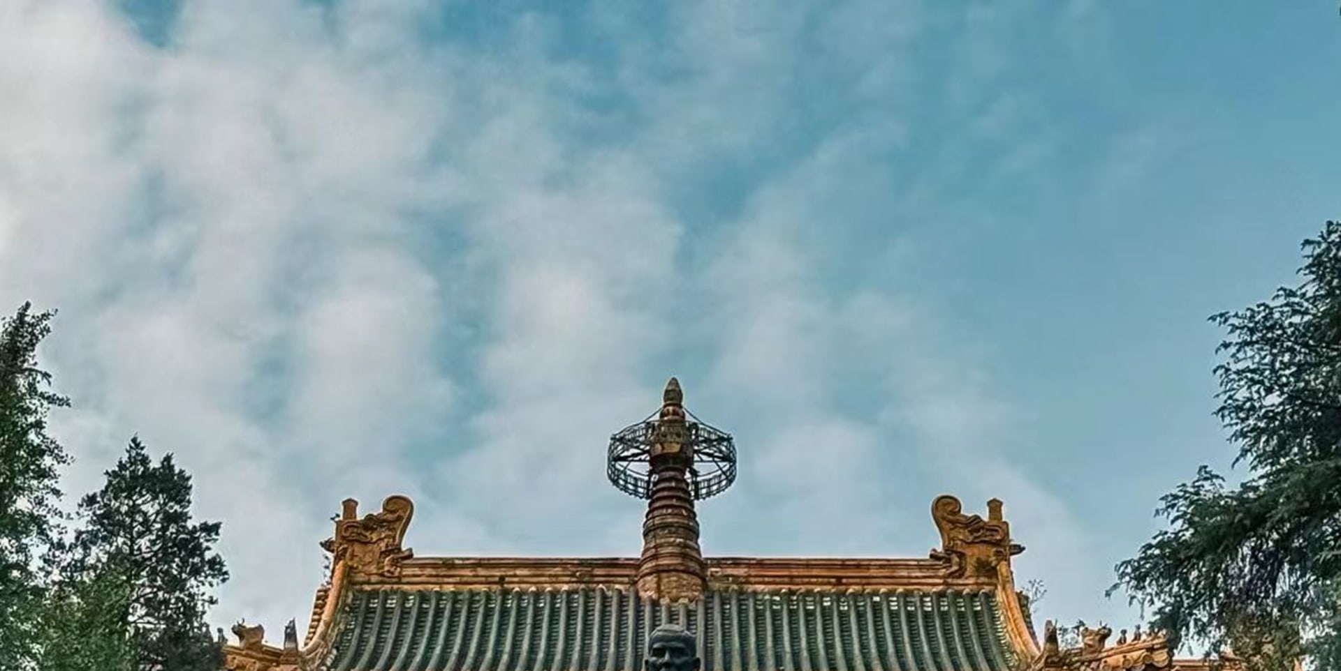 位於南京東郊的鐘山風景區內,東毗靈谷寺,西鄰明孝陵,體現了中國傳統建築的風格。墓地全局呈“警鐘”形圖案,被譽為“中國近代建築史上的第一陵” 位於南京東郊的鐘山風景區內,東毗靈谷寺,西鄰明孝陵,體現了中國傳統建築的風格。墓地全局呈“警鐘”形圖案,被譽為“中國近代建築史上的第一陵”