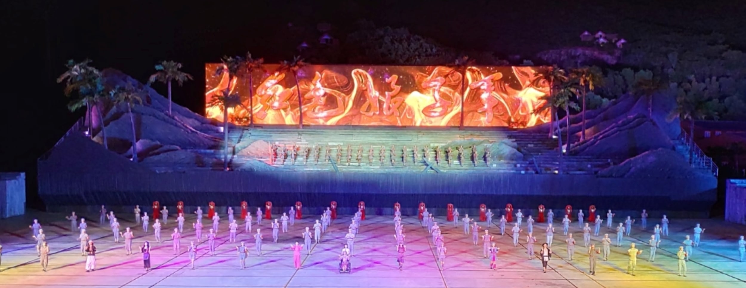 露天劇場座無虛席，巨幕 + 燈光渲染，沉浸式觀演氛圍拉滿