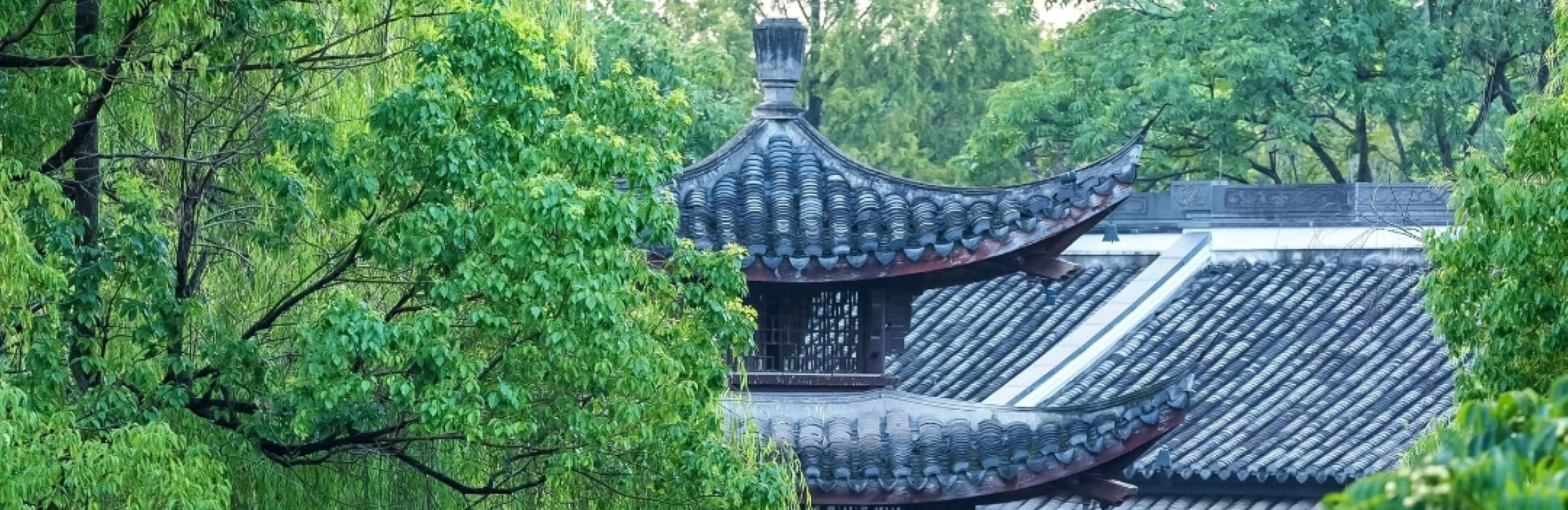 小橋下,一艘裝飾雅緻的小船在水面悠悠而行,船上有綠植點綴,橋邊亭臺、垂柳與水汽交融,營造出清幽雅緻的氛圍 小橋下,一艘裝飾雅緻的小船在水面悠悠而行,船上有綠植點綴,橋邊亭臺、垂柳與水汽交融,營造出清幽雅緻的氛圍