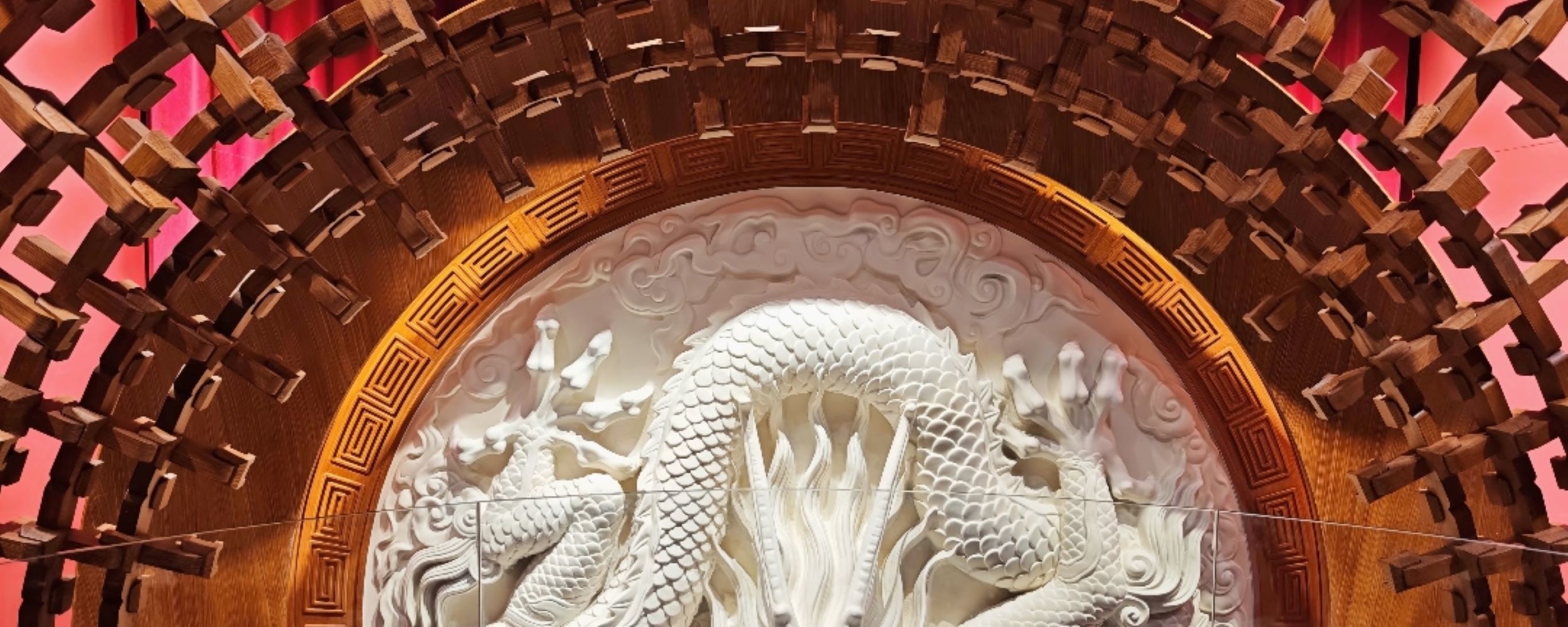 巨型巧克力中國龍，搭配長城場景，霸氣又甜蜜
