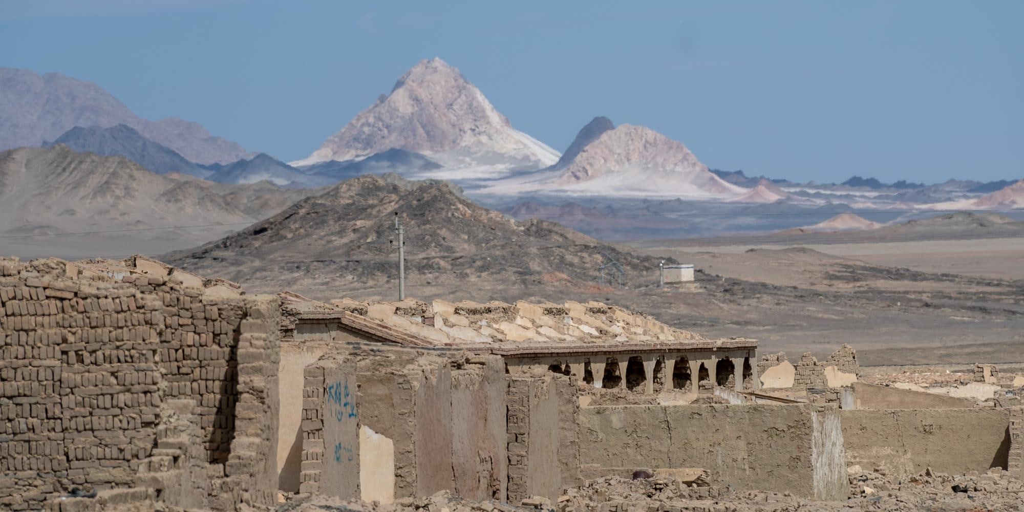午餐後出發前往【阿克塞石油小鎮】，車程 240KM，行車 2 個半小時左右。下午 12點半左右到達阿克塞石油小鎮，這裡曾經盛產石油，因為石油工人的存在，這裡極度繁華，又因為石油開採結束，一夜之間人去樓空，成為一個無人問津的小鎮。後因電影《九層妖塔》《西風烈》在這裡拍攝而重新熱鬧起來，在這裡可以藉助電影道具打卡拍照，也可以看看曾經一度繁榮的小鎮
現在的落寞景象，不免讓人思考很多。