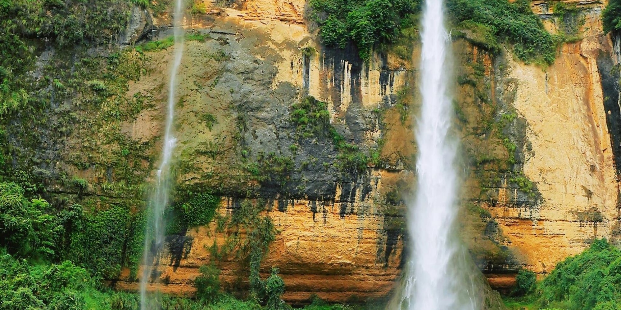 峭壁披綠，雙瀑飛懸。白練垂落碧潭間，奏響自然交響，繪就靈動且震撼的山水勝景