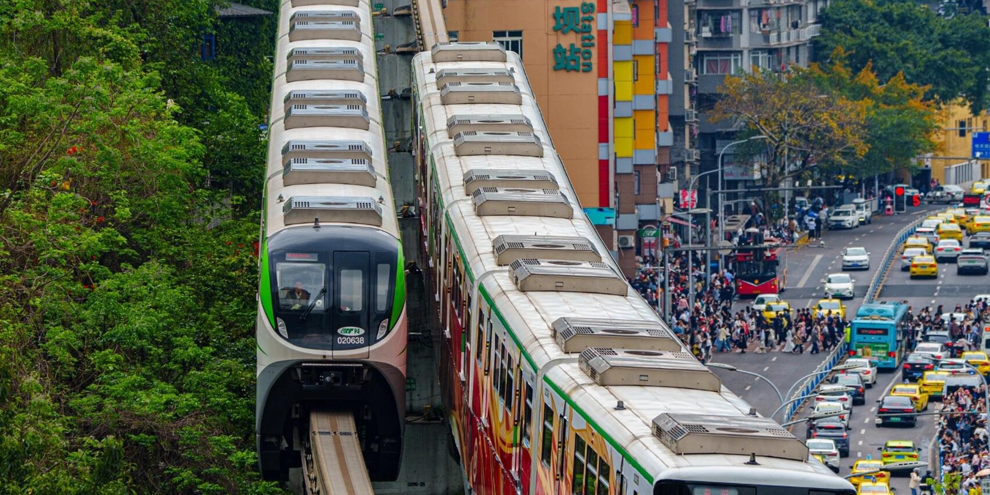 Explore the Liziba Light Rail Station, witness the miracle of passing through the building, and experience the heartbeat of the three-dimensional mountain city
