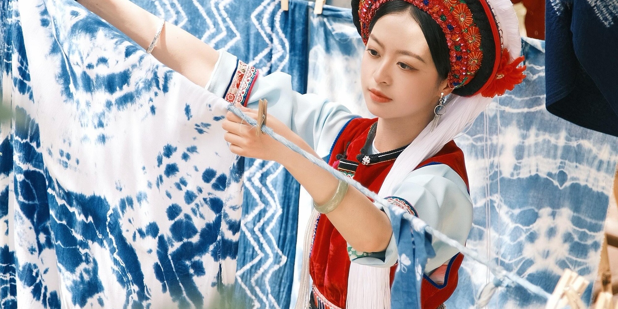 體驗白族華服，繡花包頭配銀飾，定格大理獨有的民族風情