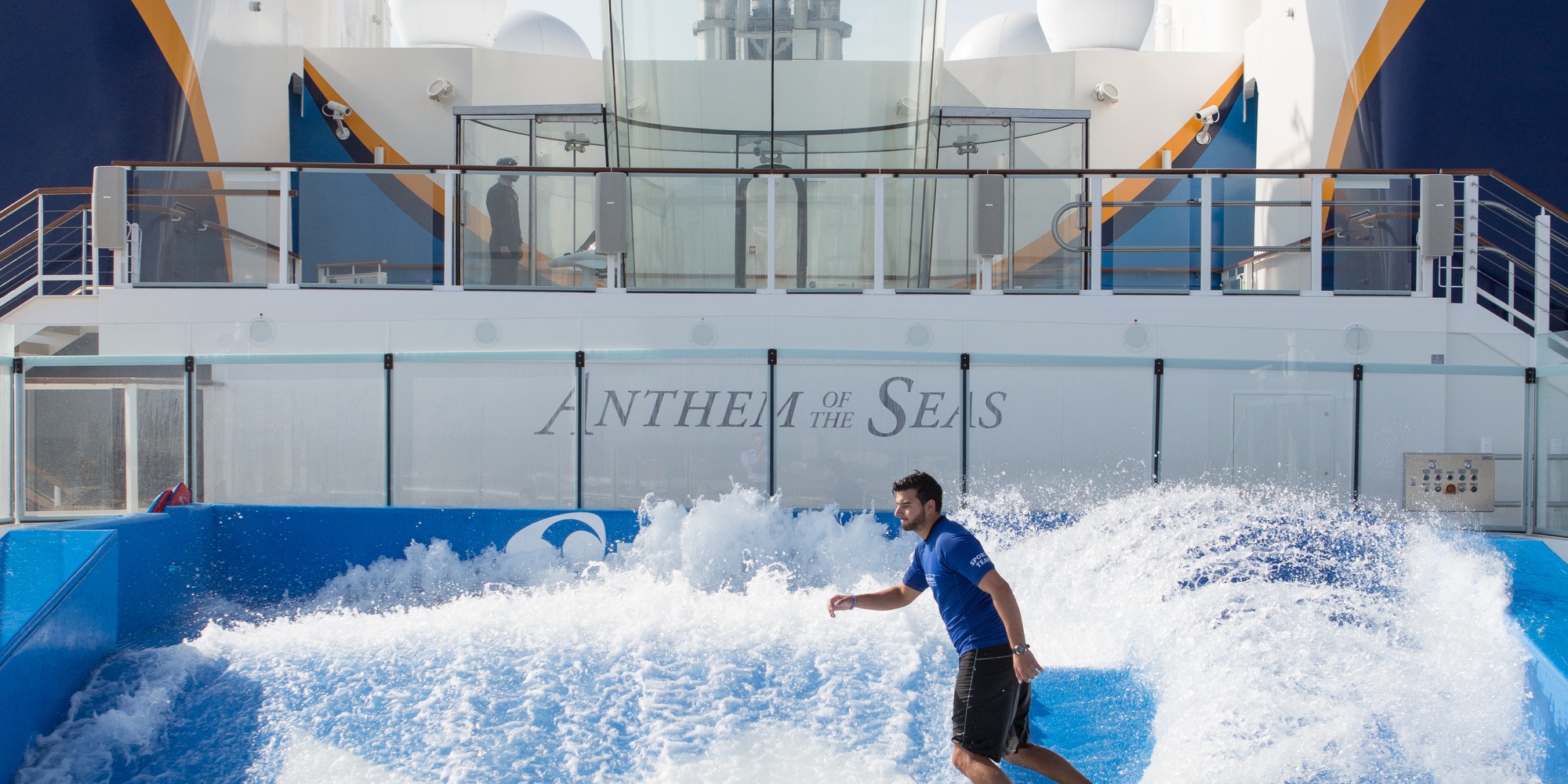 FlowRider — 在12公尺高的浪頭上衝浪