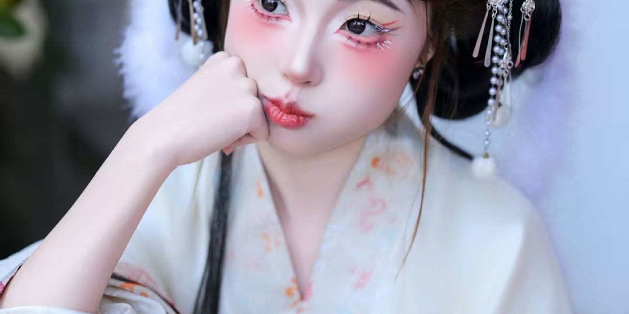 從進門的熱情接待，到幫忙挑選服裝、化妝造型，再到拍攝時無微不至的引導，以及後期選片、修片等環節，每一個工作人員都態度親切、認真負責，讓人感覺就像和老朋友一起在完成一次有趣的創作一樣