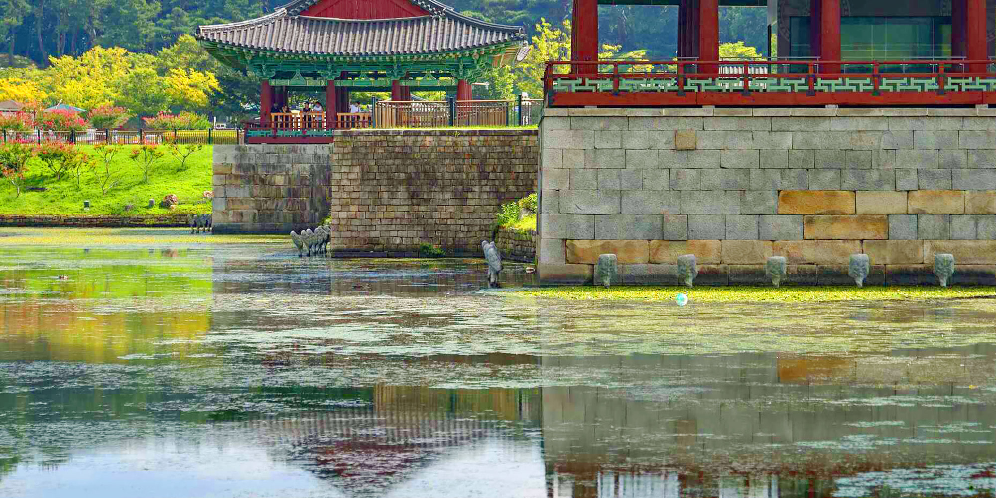 東宮與月池是新羅王室離宮和人工池的遺址,以其美麗的景色和歷史意義而聞名。 東宮與月池是新羅王室離宮和人工池的遺址,以其美麗的景色和歷史意義而聞名。