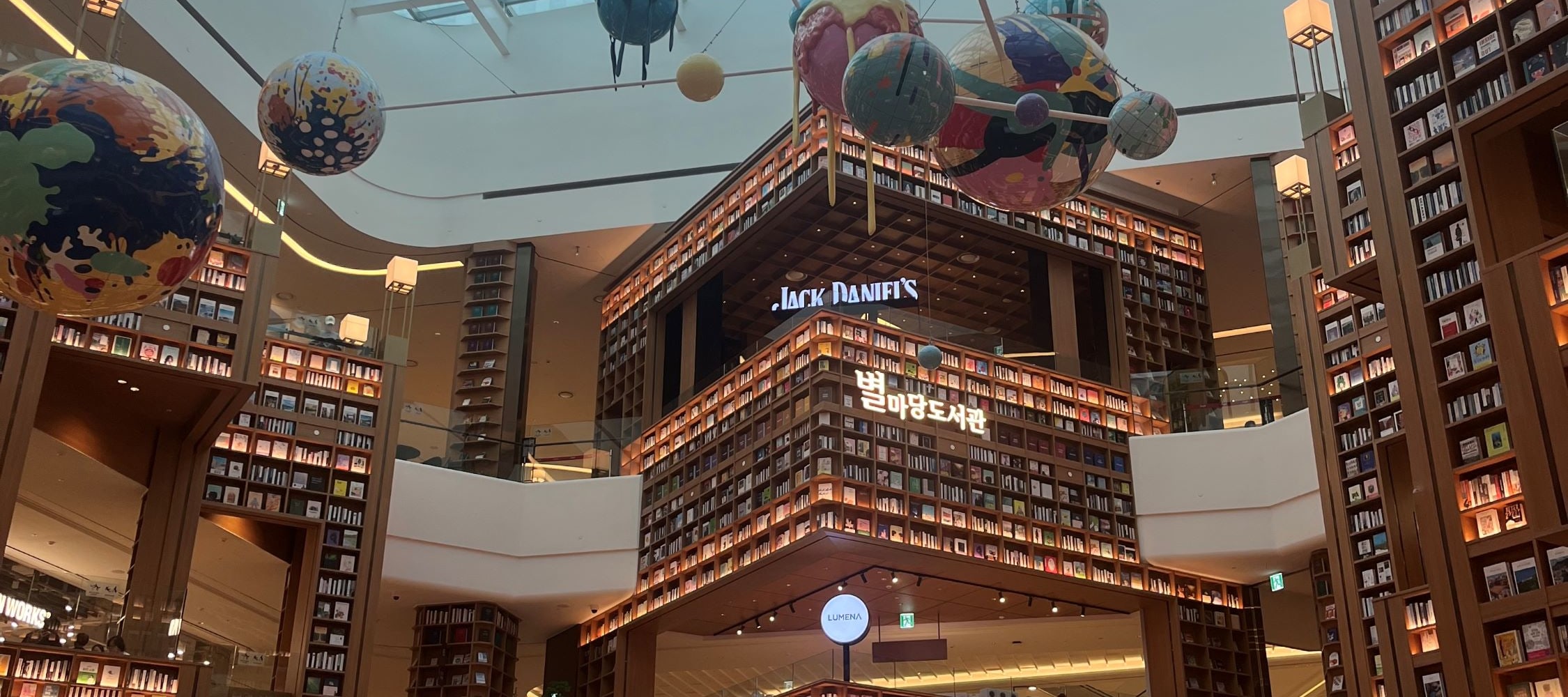 探索韓國時尚生活空間，沉浸在令人驚豔的圖書館、咖啡廳和美拍景點中。