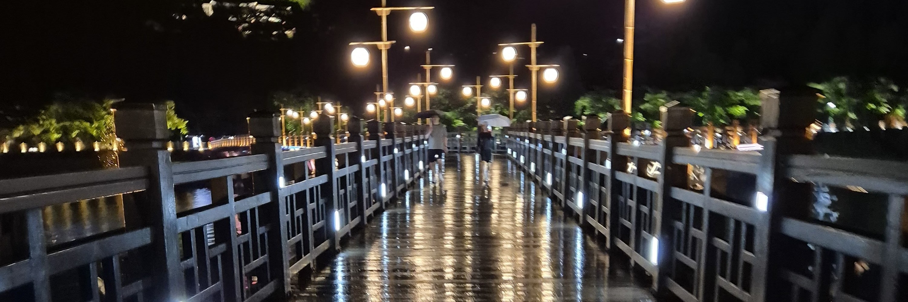 籠罩在浪漫愛情故事中的月映橋夜景，擁有在其他任何地方都無法找到的絕美景色。尤其是在夏季，這個韓國最長的木橋還設有噴泉，清涼的河水