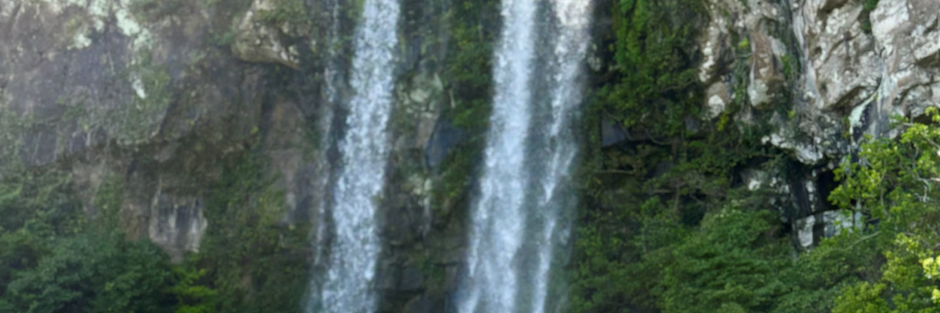 在正房瀑布體驗懸崖與大海的罕見而震撼的交匯。