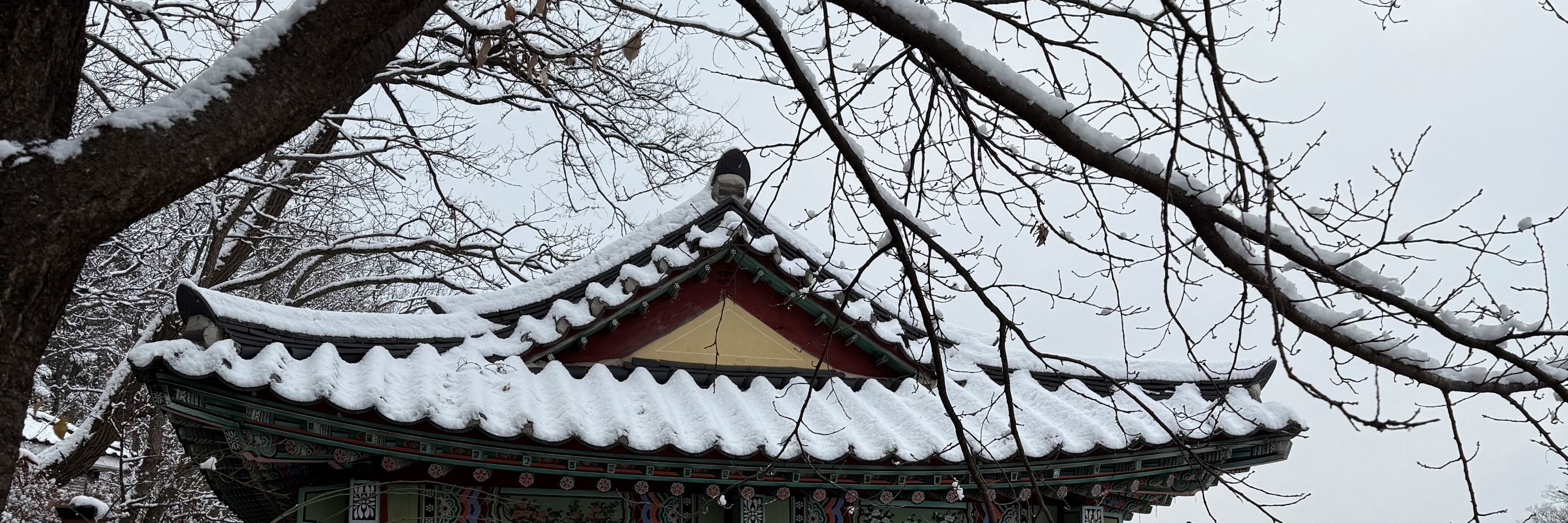 在高石亭 (Goseokjeong Pavilion) 俯瞰著名的高石岩 (Goseok Rock),感受傳統韓式建築與自然美景的完美融合。 在高石亭 (Goseokjeong Pavilion) 俯瞰著名的高石岩 (Goseok Rock),感受傳統韓式建築與自然美景的完美融合。