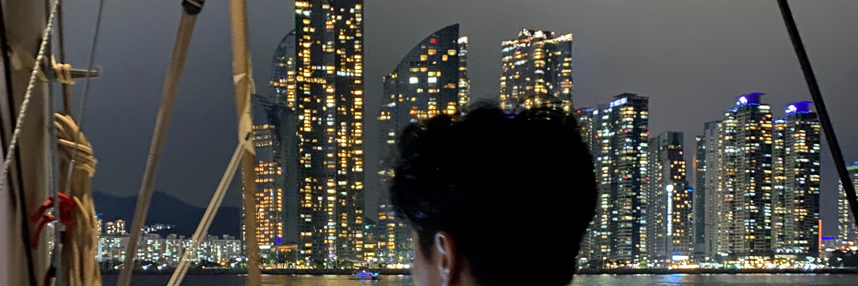 Enjoy the night view of Busan on a yacht!