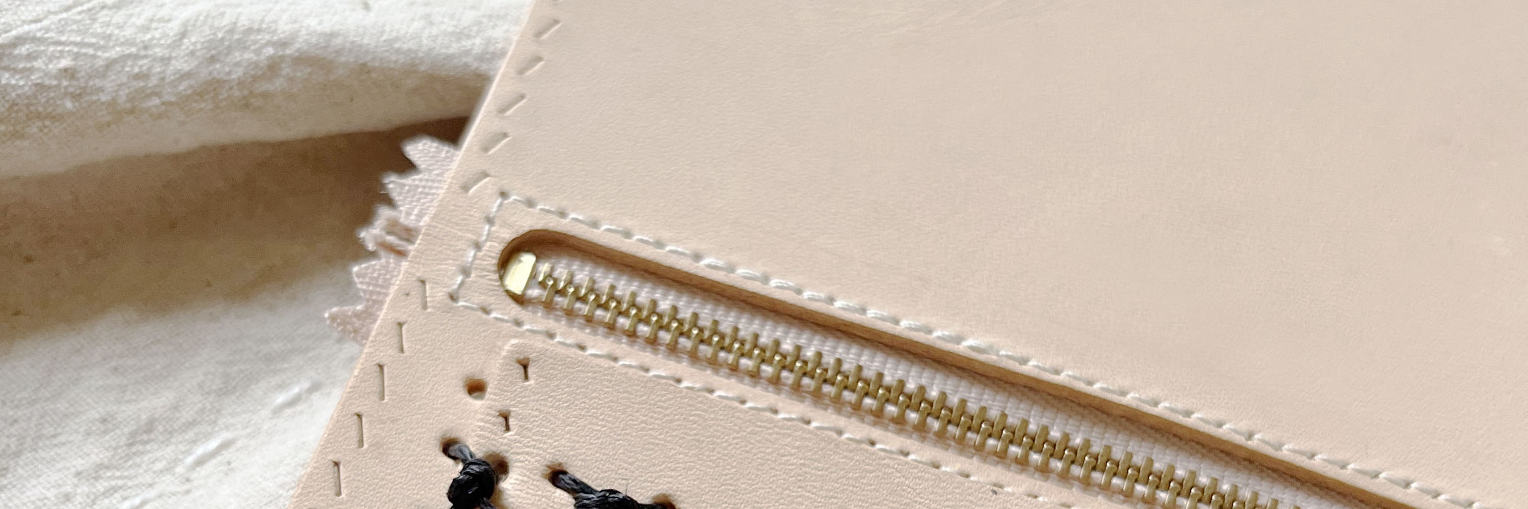 Use woven fishing net elements to apply to finished products