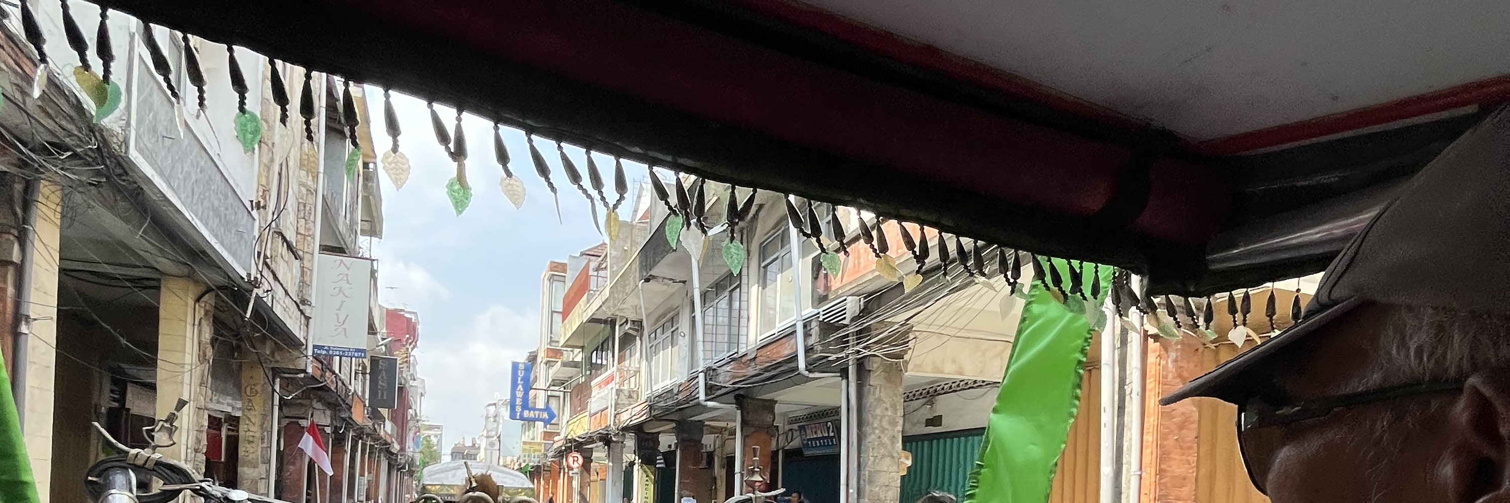 來趟3小時的文化之旅,搭乘馬車漫遊在加查馬達街 (Gajah Mada Street),感受皇室傳統,並深入探索佩梅庫坦皇宮 (Puri Agung Pemecutan) 豐富的歷史、皇室故事,以及令人驚豔的建築遺產。 來趟3小時的文化之旅,搭乘馬車漫遊在加查馬達街 (Gajah Mada Street),感受皇室傳統,並深入探索佩梅庫坦皇宮 (Puri Agung Pemecutan) 豐富的歷史、皇室故事,以及令人驚豔的建築遺產。
