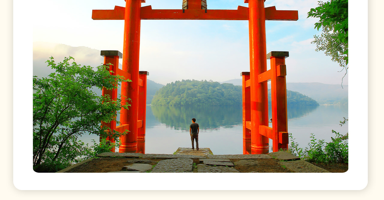 蘆之湖海上鳥居是位於日本神奈川縣箱根町的一個著名旅遊景點,鳥居是日本神社的入口標誌,區分神域與人類居住的世界。蘆之湖上的這座鳥居因其建在湖面上,天氣晴朗時,遊客可以在這裡同時欣賞到富士山的壯麗景色。 蘆之湖海上鳥居是位於日本神奈川縣箱根町的一個著名旅遊景點,鳥居是日本神社的入口標誌,區分神域與人類居住的世界。蘆之湖上的這座鳥居因其建在湖面上,天氣晴朗時,遊客可以在這裡同時欣賞到富士山的壯麗景色。