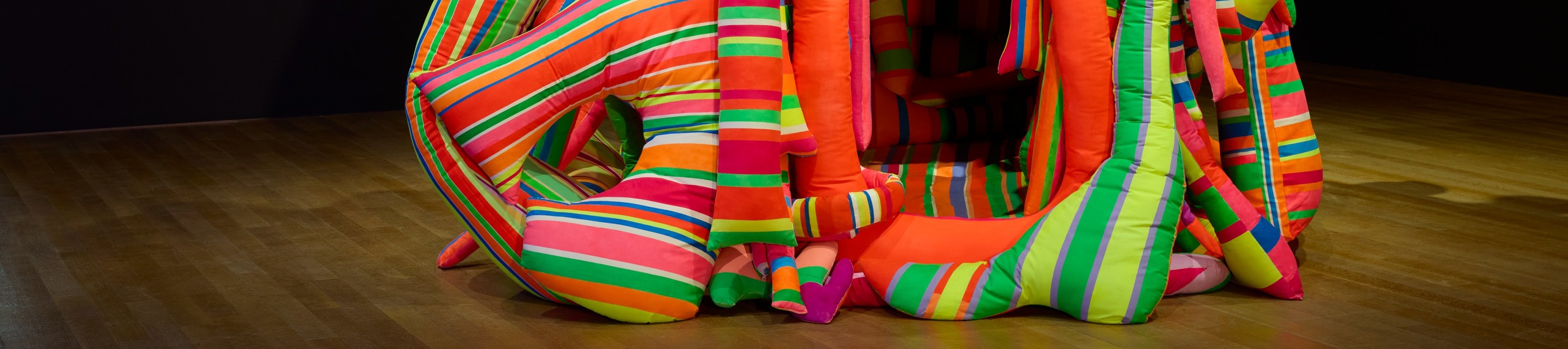 瑪爾塔・米努金 《來打滾和生活吧！》 1964 年 
複製品，慕尼黑藝術之家，2023 年 
「身臨夢境：1950 年代至今的女性藝術家環境作 品」展覽現場，2025 年 
© 瑪爾塔．米努金 攝影：鄭樂天 圖片由 M+提供