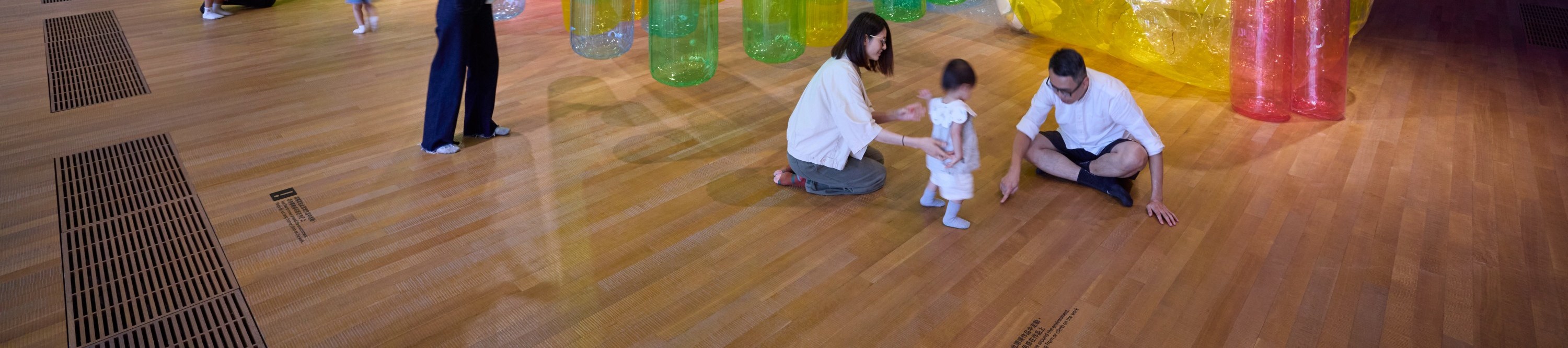 莉亞．盧布林 《穿透／排出（來自〈隧道底河流〉）》 1970 年 
「身臨夢境：1950 年代至今的女性藝術家環境作 品」展覽現場，2025 年 根據莉亞．盧布林的原作 攝影：鄭樂天 圖片由 M+提供