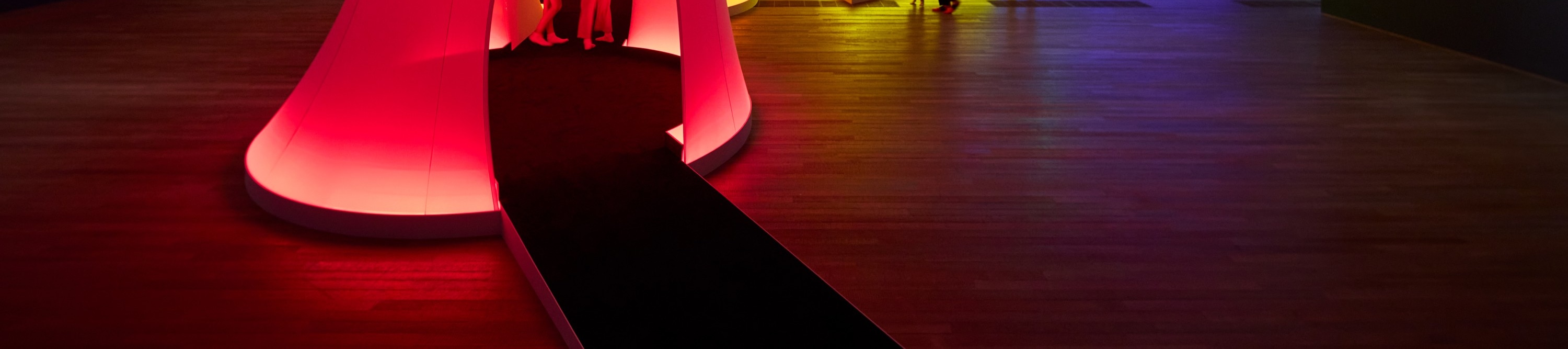 亞歷山德拉・卡蘇巴 《光譜通道》 1975年 
重製版，慕尼黑藝術之家，2023年因應 M+展覽空間的重製版，
2025年「身臨夢境：1950 年代至今的女性藝術家環境作 品」展覽現場，2025 年 
© 亞歷山德拉．卡蘇巴遺產管理會  攝影：梁譽聰 圖片由 M+提供