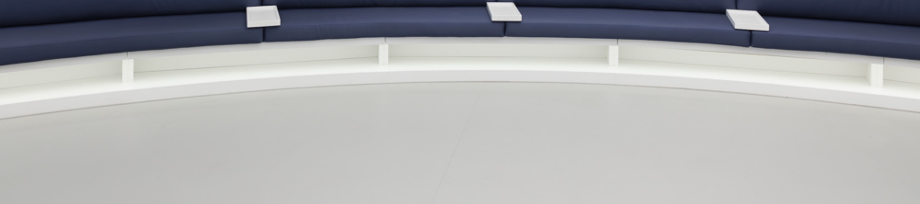 欣賞翻新後的聖地亞哥·伯納烏(Santiago Bernabéu)在馬德里藍天下閃耀的未來主義外觀 欣賞翻新後的聖地亞哥·伯納烏(Santiago Bernabéu)在馬德里藍天下閃耀的未來主義外觀