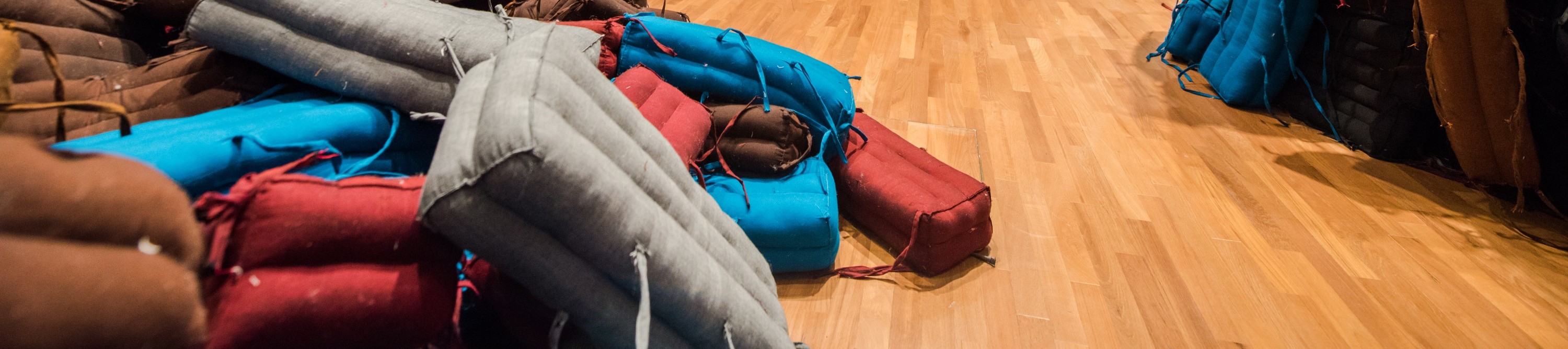 碧娜里．桑比塔 《房屋在崩塌》 2017 年 
新加坡「晝夜璀璨藝術節」現場，攝於 2018 年 © 碧娜里．桑比塔 
圖片由新加坡國家美術館提供