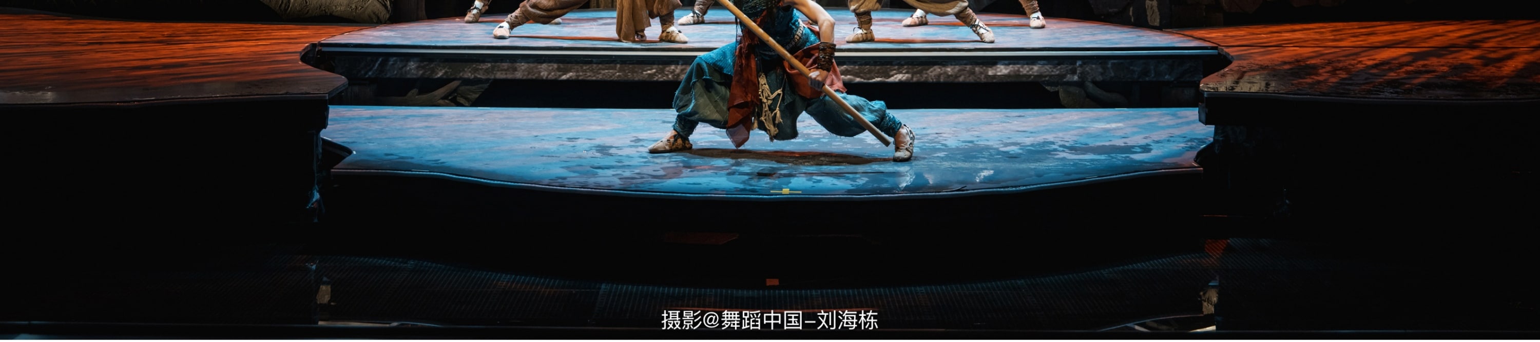 在層次豐富的他們的動作整齊且充滿力量,彷彿在演繹一場遠古部落的集體勞作。 在層次豐富的他們的動作整齊且充滿力量,彷彿在演繹一場遠古部落的集體勞作。