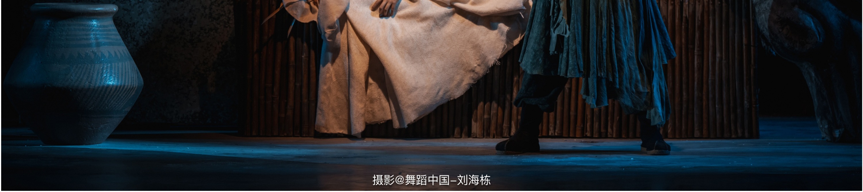 場景中有著樹影與陶罐,將男子的堅毅與女子的溫婉形成對比,呈現出一種充滿故事感的畫面 場景中有著樹影與陶罐,將男子的堅毅與女子的溫婉形成對比,呈現出一種充滿故事感的畫面