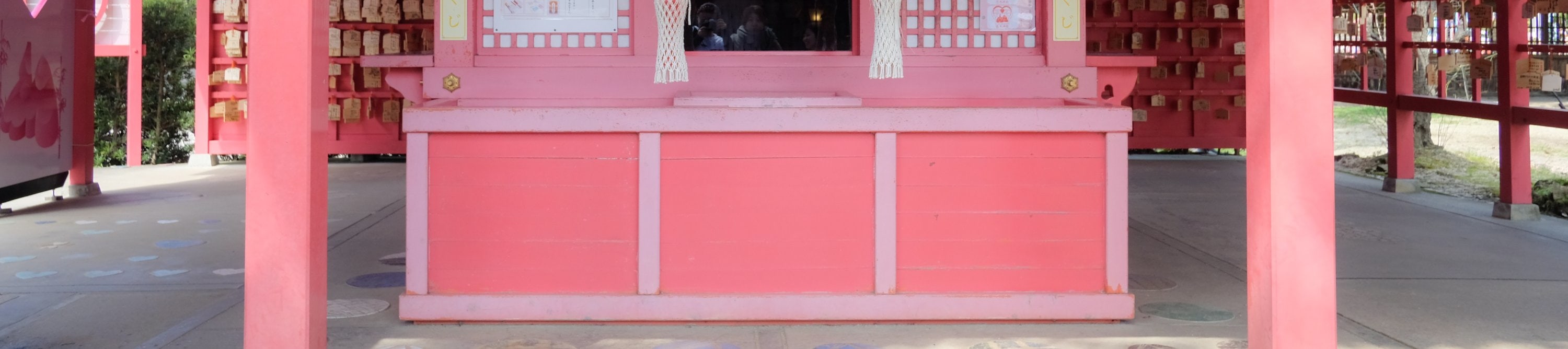 與傳統神社不同,戀木神社以柔和的粉色為主色調,從鳥居到繪馬架皆是如此。它營造出一種異想天開、上鏡的氛圍,非常適合拍攝Instagram風格的照片。 與傳統神社不同,戀木神社以柔和的粉色為主色調,從鳥居到繪馬架皆是如此。它營造出一種異想天開、上鏡的氛圍,非常適合拍攝Instagram風格的照片。