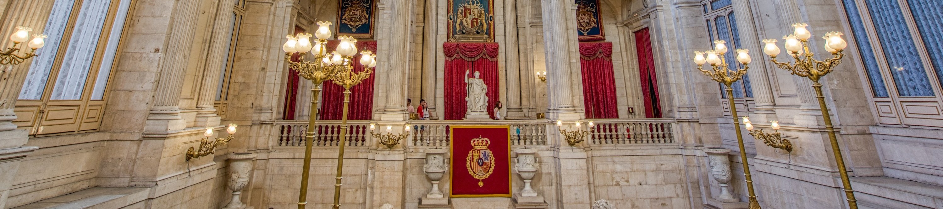 走進皇宮，欣賞其宏偉的大廳，大廳內裝飾著華麗的壁畫和金色細節