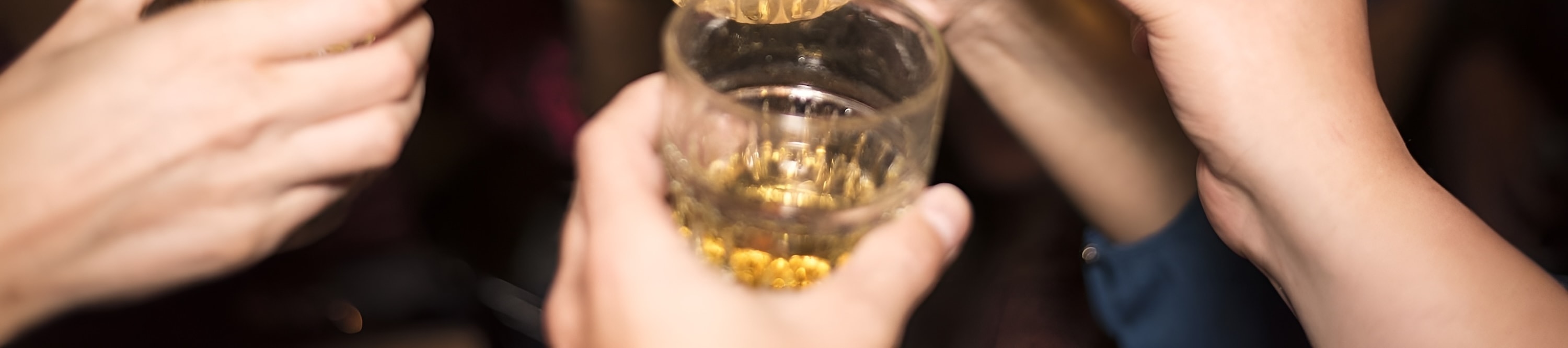 在現金吧享用飲品