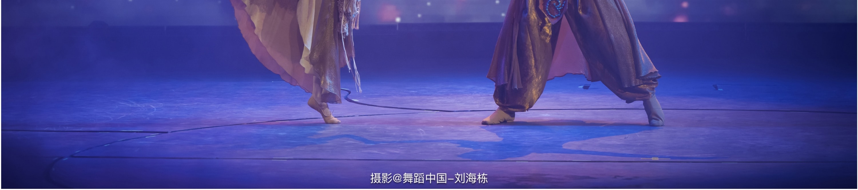 一對舞者在夢幻的紫色星空與花瓣飄落的背景下,身著充滿異域風情的服飾,演繹著一段浪漫的故事 一對舞者在夢幻的紫色星空與花瓣飄落的背景下,身著充滿異域風情的服飾,演繹著一段浪漫的故事