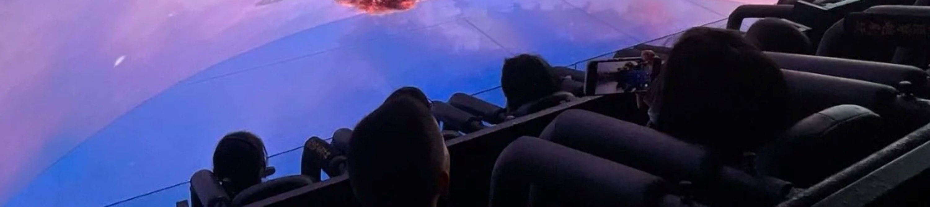 中式亭臺臨湖而立,晚霞暈染的樹木與遠山古塔相映 中式亭臺臨湖而立,晚霞暈染的樹木與遠山古塔相映